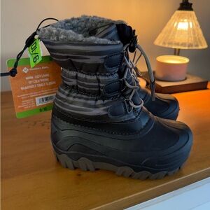 Kids snow boots NWT